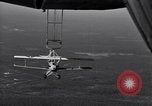 Standbild N2Y-1 Ausbildung Flugzeuge hooking mit USS Akron (ZRS-4) United States USA, 1932, aus Sekunde 24 historischem Filmmaterial Videoclip 65675031701