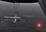 Standbild N2Y-1 Ausbildung Flugzeuge hooking mit USS Akron (ZRS-4) United States USA, 1932, aus Sekunde 25 historischem Filmmaterial Videoclip 65675031701