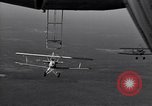 Standbild N2Y-1 Ausbildung Flugzeuge hooking mit USS Akron (ZRS-4) United States USA, 1932, aus Sekunde 26 historischem Filmmaterial Videoclip 65675031701
