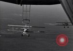 Standbild N2Y-1 Ausbildung Flugzeuge hooking mit USS Akron (ZRS-4) United States USA, 1932, aus Sekunde 27 historischem Filmmaterial Videoclip 65675031701
