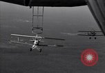 Standbild N2Y-1 Ausbildung Flugzeuge hooking mit USS Akron (ZRS-4) United States USA, 1932, aus Sekunde 28 historischem Filmmaterial Videoclip 65675031701