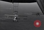 Standbild N2Y-1 Ausbildung Flugzeuge hooking mit USS Akron (ZRS-4) United States USA, 1932, aus Sekunde 29 historischem Filmmaterial Videoclip 65675031701