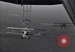Standbild N2Y-1 Ausbildung Flugzeuge hooking mit USS Akron (ZRS-4) United States USA, 1932, aus Sekunde 30 historischem Filmmaterial Videoclip 65675031701