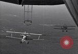 Standbild N2Y-1 Ausbildung Flugzeuge hooking mit USS Akron (ZRS-4) United States USA, 1932, aus Sekunde 31 historischem Filmmaterial Videoclip 65675031701