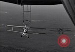 Standbild N2Y-1 Ausbildung Flugzeuge hooking mit USS Akron (ZRS-4) United States USA, 1932, aus Sekunde 32 historischem Filmmaterial Videoclip 65675031701