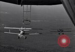 Standbild N2Y-1 Ausbildung Flugzeuge hooking mit USS Akron (ZRS-4) United States USA, 1932, aus Sekunde 33 historischem Filmmaterial Videoclip 65675031701