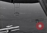 Standbild N2Y-1 Ausbildung Flugzeuge hooking mit USS Akron (ZRS-4) United States USA, 1932, aus Sekunde 34 historischem Filmmaterial Videoclip 65675031701