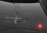 Standbild N2Y-1 Ausbildung Flugzeuge hooking mit USS Akron (ZRS-4) United States USA, 1932, aus Sekunde 35 historischem Filmmaterial Videoclip 65675031701