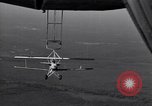 Standbild N2Y-1 Ausbildung Flugzeuge hooking mit USS Akron (ZRS-4) United States USA, 1932, aus Sekunde 37 historischem Filmmaterial Videoclip 65675031701