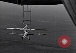 Standbild N2Y-1 Ausbildung Flugzeuge hooking mit USS Akron (ZRS-4) United States USA, 1932, aus Sekunde 38 historischem Filmmaterial Videoclip 65675031701
