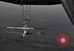 Standbild N2Y-1 Ausbildung Flugzeuge hooking mit USS Akron (ZRS-4) United States USA, 1932, aus Sekunde 39 historischem Filmmaterial Videoclip 65675031701