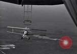 Standbild N2Y-1 Ausbildung Flugzeuge hooking mit USS Akron (ZRS-4) United States USA, 1932, aus Sekunde 40 historischem Filmmaterial Videoclip 65675031701