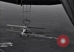 Standbild N2Y-1 Ausbildung Flugzeuge hooking mit USS Akron (ZRS-4) United States USA, 1932, aus Sekunde 41 historischem Filmmaterial Videoclip 65675031701