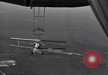 Standbild N2Y-1 Ausbildung Flugzeuge hooking mit USS Akron (ZRS-4) United States USA, 1932, aus Sekunde 42 historischem Filmmaterial Videoclip 65675031701