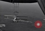 Standbild N2Y-1 Ausbildung Flugzeuge hooking mit USS Akron (ZRS-4) United States USA, 1932, aus Sekunde 43 historischem Filmmaterial Videoclip 65675031701