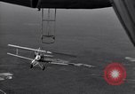 Standbild N2Y-1 Ausbildung Flugzeuge hooking mit USS Akron (ZRS-4) United States USA, 1932, aus Sekunde 44 historischem Filmmaterial Videoclip 65675031701