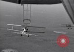 Standbild N2Y-1 Ausbildung Flugzeuge hooking mit USS Akron (ZRS-4) United States USA, 1932, aus Sekunde 45 historischem Filmmaterial Videoclip 65675031701
