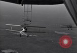 Standbild N2Y-1 Ausbildung Flugzeuge hooking mit USS Akron (ZRS-4) United States USA, 1932, aus Sekunde 46 historischem Filmmaterial Videoclip 65675031701