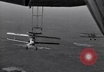 Standbild N2Y-1 Ausbildung Flugzeuge hooking mit USS Akron (ZRS-4) United States USA, 1932, aus Sekunde 47 historischem Filmmaterial Videoclip 65675031701