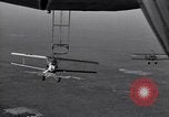 Standbild N2Y-1 Ausbildung Flugzeuge hooking mit USS Akron (ZRS-4) United States USA, 1932, aus Sekunde 48 historischem Filmmaterial Videoclip 65675031701