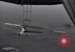 Standbild N2Y-1 Ausbildung Flugzeuge hooking mit USS Akron (ZRS-4) United States USA, 1932, aus Sekunde 49 historischem Filmmaterial Videoclip 65675031701
