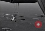 Standbild N2Y-1 Ausbildung Flugzeuge hooking mit USS Akron (ZRS-4) United States USA, 1932, aus Sekunde 50 historischem Filmmaterial Videoclip 65675031701