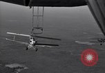 Standbild N2Y-1 Ausbildung Flugzeuge hooking mit USS Akron (ZRS-4) United States USA, 1932, aus Sekunde 51 historischem Filmmaterial Videoclip 65675031701