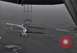 Standbild N2Y-1 Ausbildung Flugzeuge hooking mit USS Akron (ZRS-4) United States USA, 1932, aus Sekunde 52 historischem Filmmaterial Videoclip 65675031701