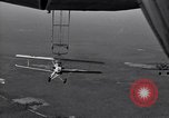 Standbild N2Y-1 Ausbildung Flugzeuge hooking mit USS Akron (ZRS-4) United States USA, 1932, aus Sekunde 53 historischem Filmmaterial Videoclip 65675031701