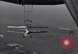 Standbild N2Y-1 Ausbildung Flugzeuge hooking mit USS Akron (ZRS-4) United States USA, 1932, aus Sekunde 54 historischem Filmmaterial Videoclip 65675031701