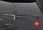 Standbild N2Y-1 Ausbildung Flugzeuge hooking mit USS Akron (ZRS-4) United States USA, 1932, aus Sekunde 55 historischem Filmmaterial Videoclip 65675031701