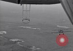 Standbild N2Y-1 Ausbildung Flugzeuge hooking mit USS Akron (ZRS-4) United States USA, 1932, aus Sekunde 56 historischem Filmmaterial Videoclip 65675031701