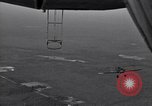 Standbild N2Y-1 Ausbildung Flugzeuge hooking mit USS Akron (ZRS-4) United States USA, 1932, aus Sekunde 57 historischem Filmmaterial Videoclip 65675031701