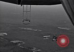 Standbild N2Y-1 Ausbildung Flugzeuge hooking mit USS Akron (ZRS-4) United States USA, 1932, aus Sekunde 58 historischem Filmmaterial Videoclip 65675031701