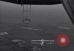 Standbild N2Y-1 Ausbildung Flugzeuge hooking mit USS Akron (ZRS-4) United States USA, 1932, aus Sekunde 60 historischem Filmmaterial Videoclip 65675031701