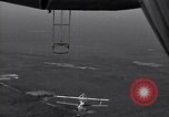 Standbild N2Y-1 Ausbildung Flugzeuge hooking mit USS Akron (ZRS-4) United States USA, 1932, aus Sekunde 61 historischem Filmmaterial Videoclip 65675031701