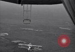 Standbild N2Y-1 Ausbildung Flugzeuge hooking mit USS Akron (ZRS-4) United States USA, 1932, aus Sekunde 62 historischem Filmmaterial Videoclip 65675031701