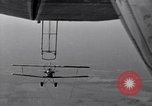 Standbild N2Y-1 Ausbildung Flugzeuge Praxis hookups auf die USS Akron United States USA, 1932, aus Sekunde 1 historischem Filmmaterial Videoclip 65675031702