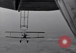 Standbild N2Y-1 Ausbildung Flugzeuge Praxis hookups auf die USS Akron United States USA, 1932, aus Sekunde 3 historischem Filmmaterial Videoclip 65675031702