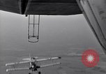 Standbild N2Y-1 Ausbildung Flugzeuge Praxis hookups auf die USS Akron United States USA, 1932, aus Sekunde 5 historischem Filmmaterial Videoclip 65675031702