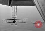 Standbild N2Y-1 Ausbildung Flugzeuge Praxis hookups auf die USS Akron United States USA, 1932, aus Sekunde 6 historischem Filmmaterial Videoclip 65675031702