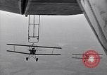 Standbild N2Y-1 Ausbildung Flugzeuge Praxis hookups auf die USS Akron United States USA, 1932, aus Sekunde 7 historischem Filmmaterial Videoclip 65675031702