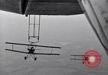 Standbild N2Y-1 Ausbildung Flugzeuge Praxis hookups auf die USS Akron United States USA, 1932, aus Sekunde 8 historischem Filmmaterial Videoclip 65675031702