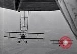 Standbild N2Y-1 Ausbildung Flugzeuge Praxis hookups auf die USS Akron United States USA, 1932, aus Sekunde 9 historischem Filmmaterial Videoclip 65675031702