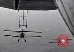 Standbild N2Y-1 Ausbildung Flugzeuge Praxis hookups auf die USS Akron United States USA, 1932, aus Sekunde 10 historischem Filmmaterial Videoclip 65675031702
