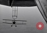 Standbild N2Y-1 Ausbildung Flugzeuge Praxis hookups auf die USS Akron United States USA, 1932, aus Sekunde 11 historischem Filmmaterial Videoclip 65675031702
