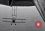 Standbild N2Y-1 Ausbildung Flugzeuge Praxis hookups auf die USS Akron United States USA, 1932, aus Sekunde 12 historischem Filmmaterial Videoclip 65675031702