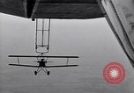Standbild N2Y-1 Ausbildung Flugzeuge Praxis hookups auf die USS Akron United States USA, 1932, aus Sekunde 13 historischem Filmmaterial Videoclip 65675031702