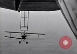 Standbild N2Y-1 Ausbildung Flugzeuge Praxis hookups auf die USS Akron United States USA, 1932, aus Sekunde 14 historischem Filmmaterial Videoclip 65675031702