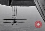 Standbild N2Y-1 Ausbildung Flugzeuge Praxis hookups auf die USS Akron United States USA, 1932, aus Sekunde 16 historischem Filmmaterial Videoclip 65675031702
